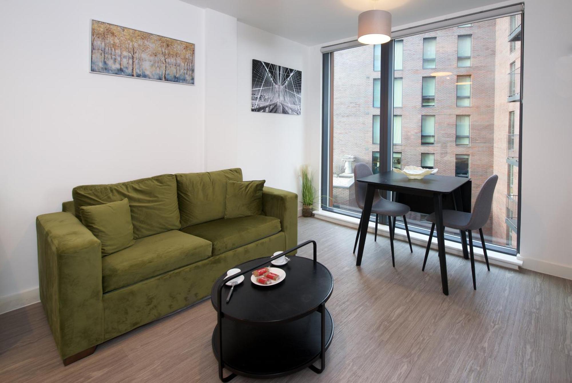 Modern 1-bed Near Centre, Arndale, Spinningfields, Mediacityuk, Old Trafford & Etihad, Sleeps 4, Netflix, Gym, Balcony, Nespresso Machine, Perfect For Long & Short Stays, Leisure, Contractors & Professionals! Appartamento *