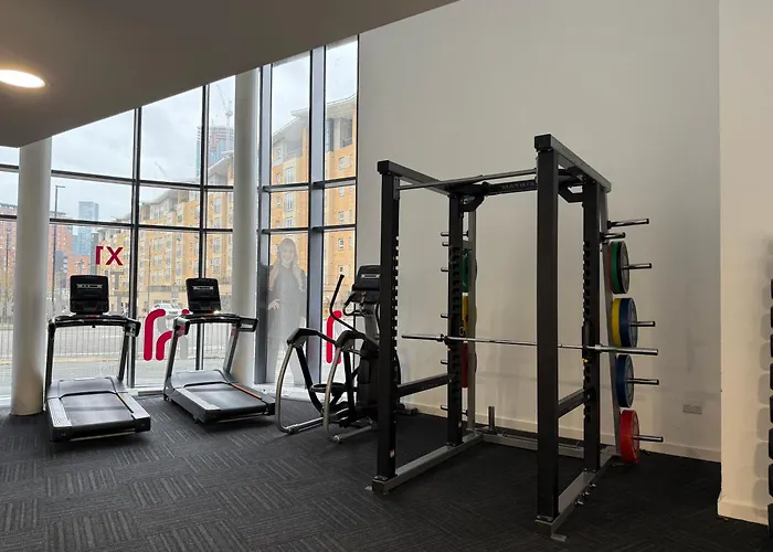Modern 1-Bed Apartment Near City Centre, Arndale, Spinningfields, Mediacityuk, Old Trafford & Etihad, Sleeps 4, Netflix, Gym, Balcony, Nespresso Machine, Perfect For Long & Short Stays, Leisure, Contractors & Professionals!