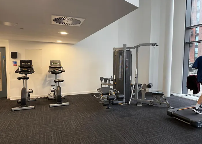 Modern 1-Bed Apartment Near City Centre, Arndale, Spinningfields, Mediacityuk, Old Trafford & Etihad, Sleeps 4, Netflix, Gym, Balcony, Nespresso Machine, Perfect For Long & Short Stays, Leisure, Contractors & Professionals!
