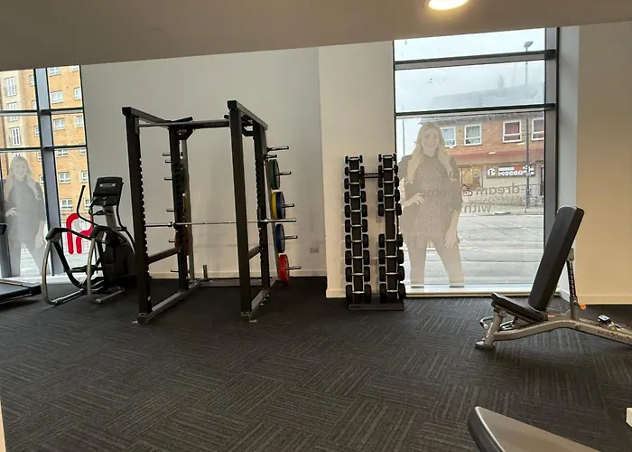 Modern 1-Bed Apartment Near City Centre, Arndale, Spinningfields, Mediacityuk, Old Trafford & Etihad, Sleeps 4, Netflix, Gym, Balcony, Nespresso Machine, Perfect For Long & Short Stays, Leisure, Contractors & Professionals!